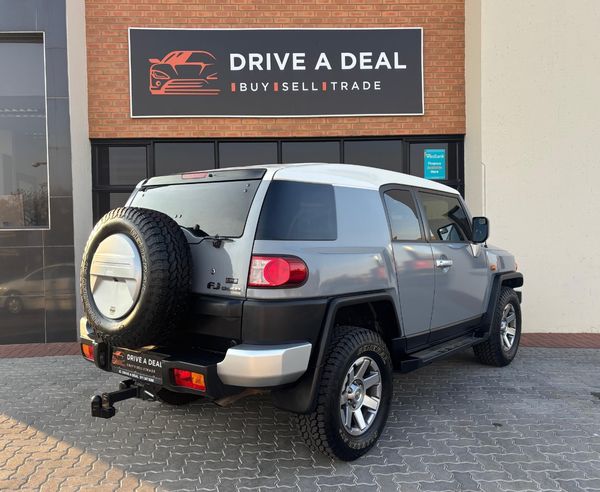 2015-Toyota-FJ-Cruiser-40-V6 image:5
