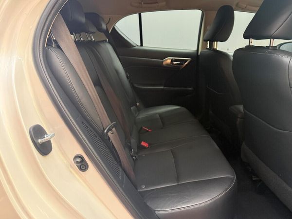 2014-Lexus-CT-200h-S-5-dr image:10