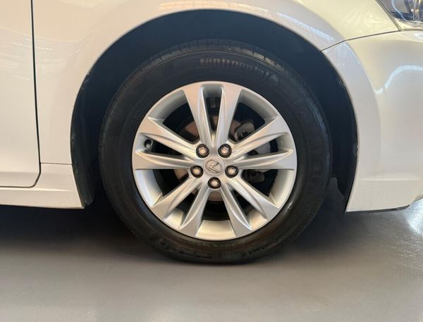 2014-Lexus-CT-200h-S-5-dr image:12