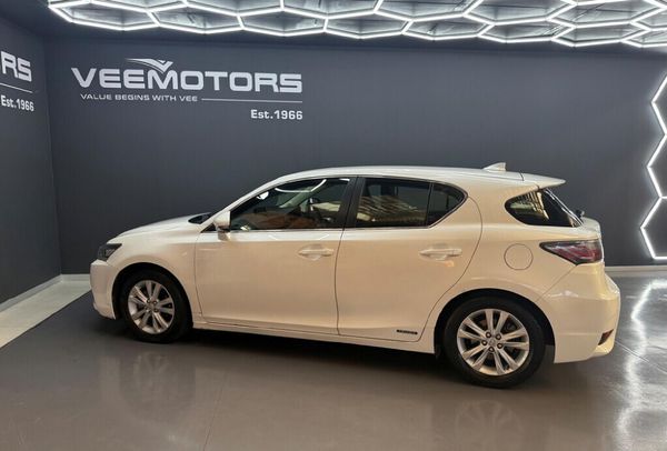 2014-Lexus-CT-200h-S-5-dr image:15