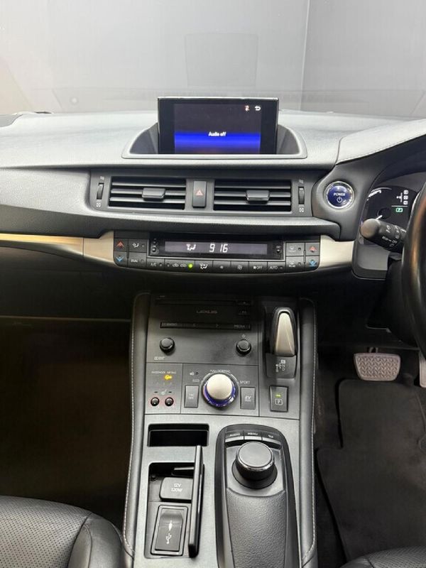 2014-Lexus-CT-200h-S-5-dr image:7