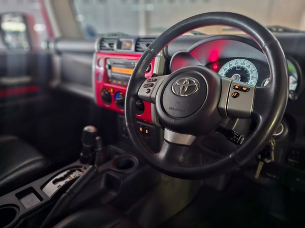 2011-Toyota-FJ-Cruiser-40-V6 image:5