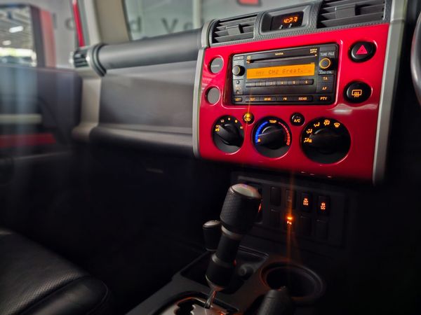 2011-Toyota-FJ-Cruiser-40-V6 image:8