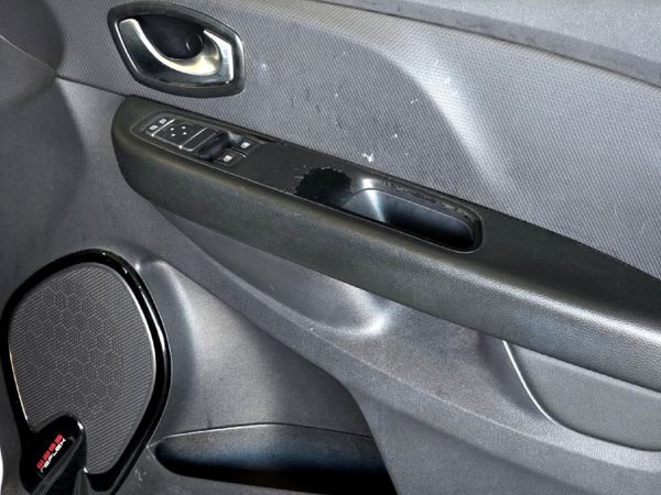 2018-Renault-Clio-IV-900T-Authentique-5-dr-66kW image:18
