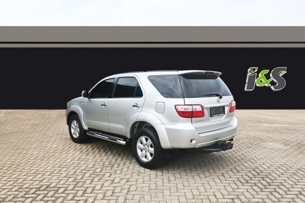 2011-Toyota-Fortuner-30-D-4D-4x4-Auto image:1