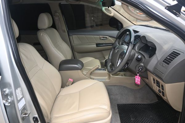 2011-Toyota-Fortuner-30-D-4D-4x4-Auto image:3