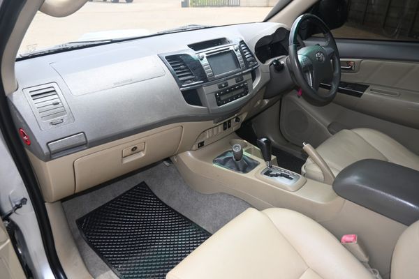 2011-Toyota-Fortuner-30-D-4D-4x4-Auto image:6