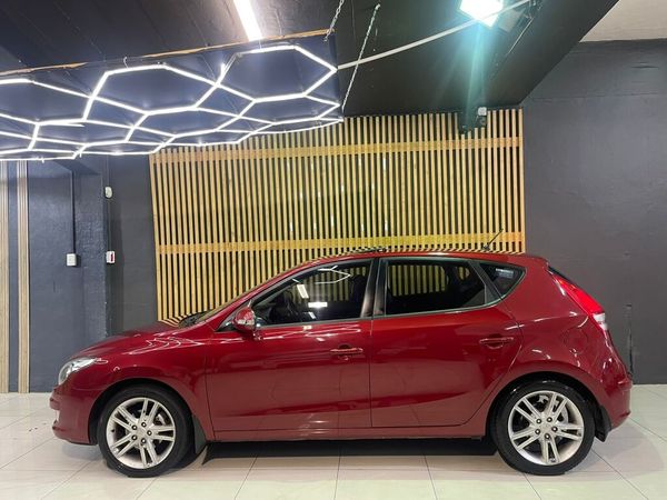2012-Hyundai-i30-20 image:3