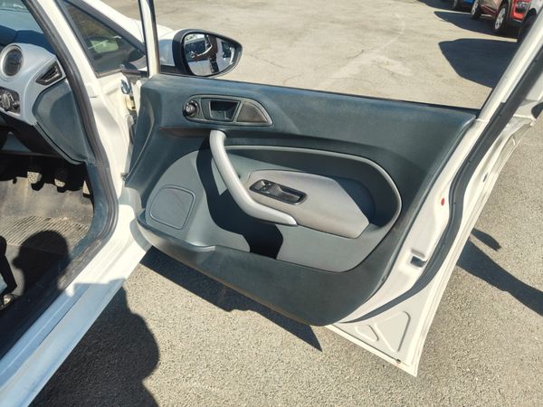 2012-Ford-Fiesta-14i-Ambiente-5-dr image:7