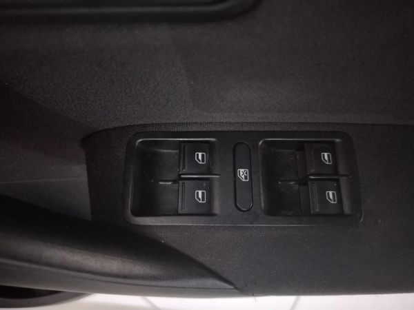 2014-Volkswagen-Polo-14-Comfortline-5-dr image:9