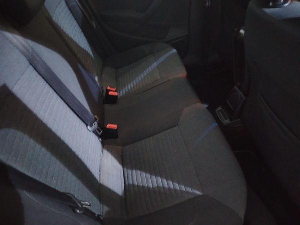 2014-Volkswagen-Polo-14-Comfortline-5-dr image:10