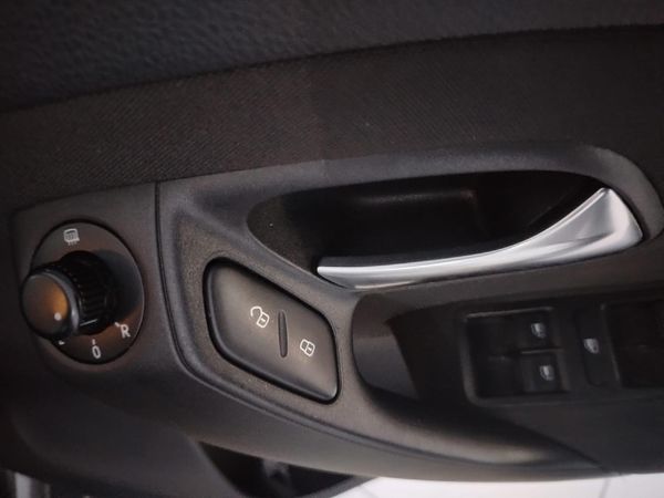 2014-Volkswagen-Polo-14-Comfortline-5-dr image:11
