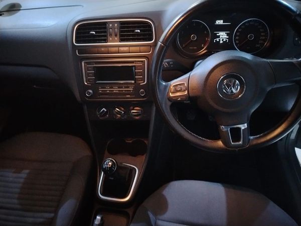 2014-Volkswagen-Polo-14-Comfortline-5-dr image:12