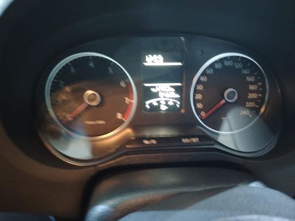2014-Volkswagen-Polo-14-Comfortline-5-dr image:14