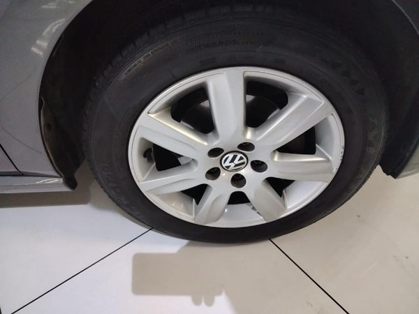2014-Volkswagen-Polo-14-Comfortline-5-dr image:8