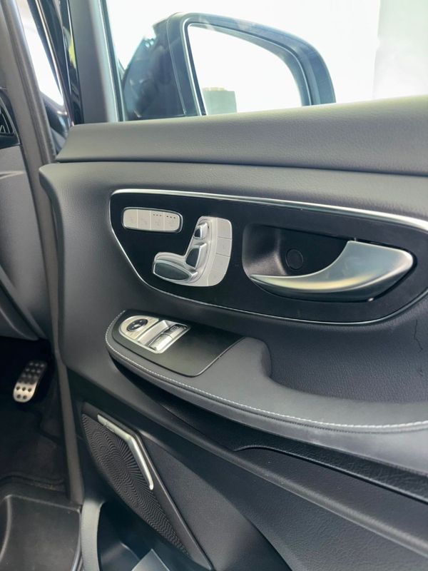 2026-Mercedes-Benz-V-Class-V300D image:9