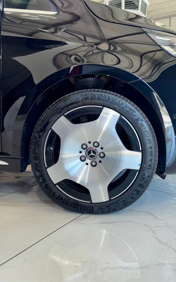 2026-Mercedes-Benz-V-Class-V300D image:1