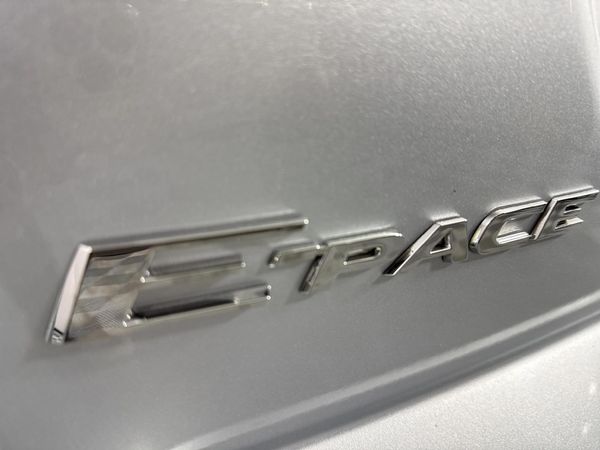 2018-Jaguar-E-Pace-D240-20D-SE-177kW image:11