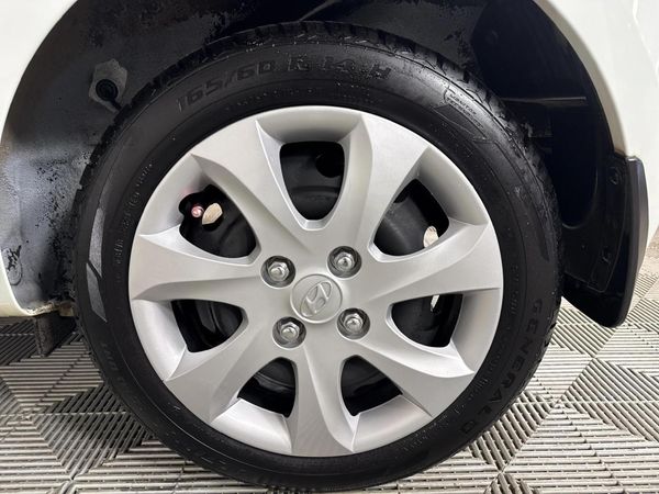 2013-Hyundai-i10-125-GLS-Fluid-Auto image:4