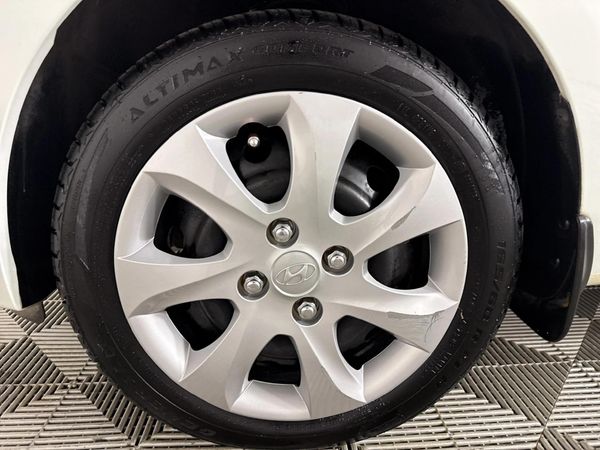 2013-Hyundai-i10-125-GLS-Fluid-Auto image:5