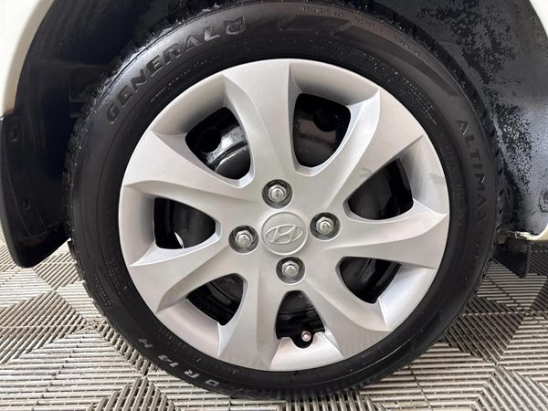 2013-Hyundai-i10-125-GLS-Fluid-Auto image:6