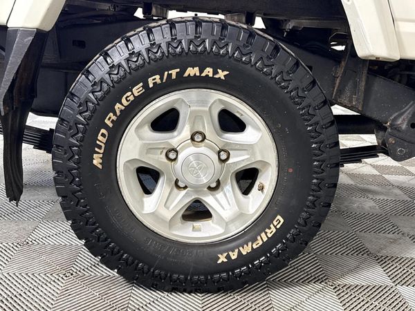 2021-Toyota-Land-Cruiser-79-45-D-Single-Cab image:4
