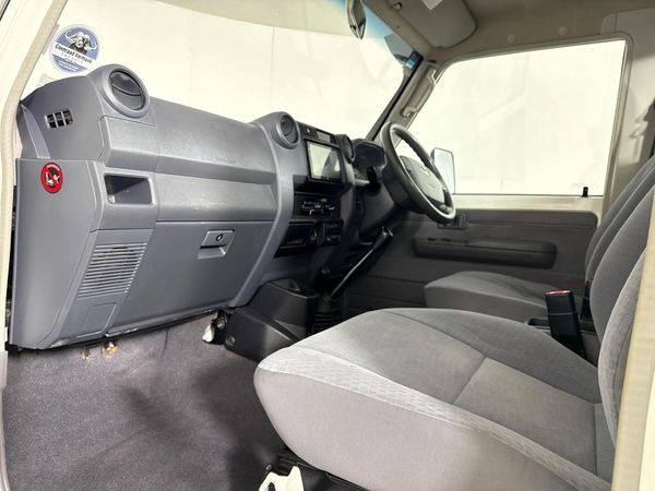2021-Toyota-Land-Cruiser-79-45-D-Single-Cab image:6