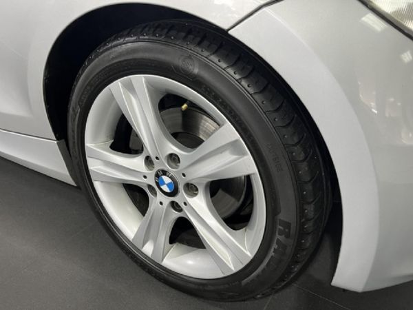 2011-BMW-1-Series-125i-Convertible-Auto image:4