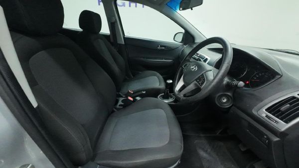 2013-Hyundai-i20-14-Glide image:9
