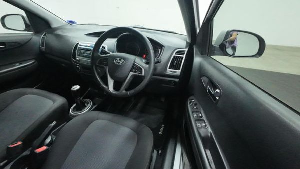 2013-Hyundai-i20-14-Glide image:8