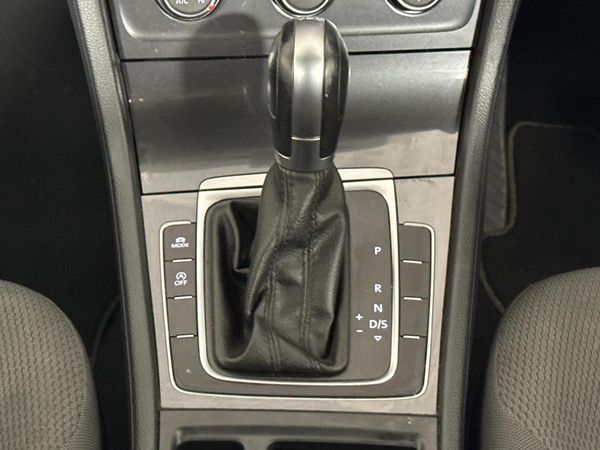2020-Volkswagen-Golf-VII-14-TSI-Comfortline-Auto image:7