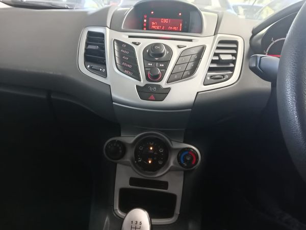 2012-Ford-Fiesta-16-TDCi-Ambiente-5-dr image:11