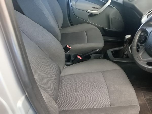 2012-Ford-Fiesta-16-TDCi-Ambiente-5-dr image:3