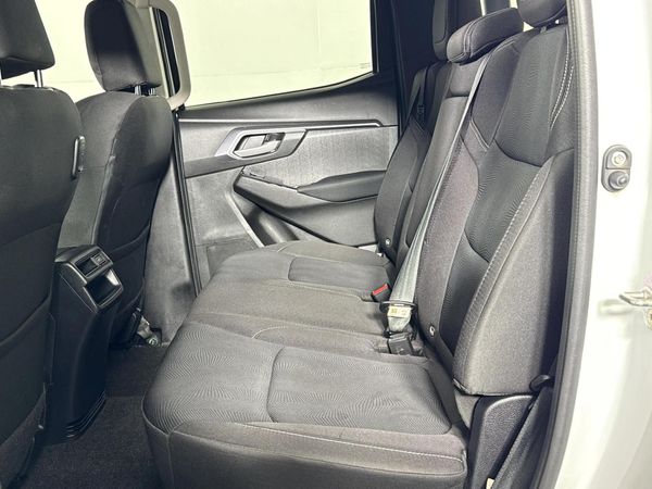 2023-Isuzu-D-Max-19-DDI-LS-4x4-Auto-Double-Cab image:3