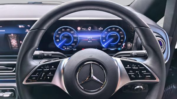2025-Mercedes-Benz-EQV-300 image:5