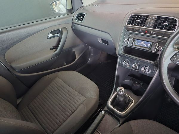 2012-Volkswagen-Polo-16-TDI-Comfortline-5-dr image:15