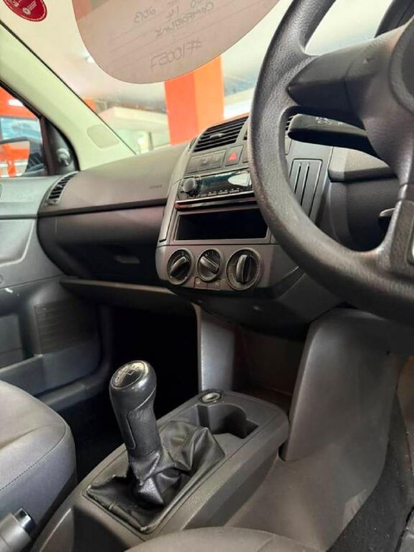 2013-Volkswagen-Polo-Vivo-14-Trendline-5-dr image:6