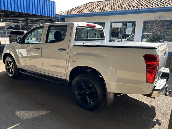 2015-Isuzu-KB-300-D-Teq-LX-Standard-Double-Cab image:2