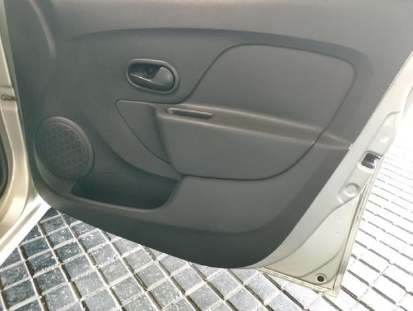 2015-Renault-Sandero-900T-Expression image:11