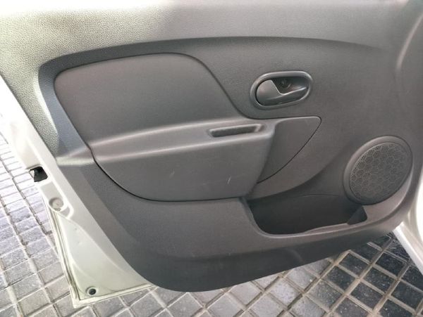 2015-Renault-Sandero-900T-Expression image:12
