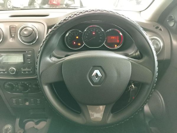 2015-Renault-Sandero-900T-Expression image:17