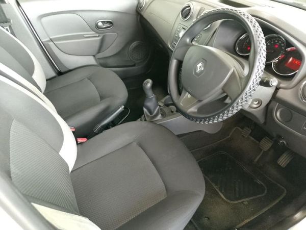 2015-Renault-Sandero-900T-Expression image:8