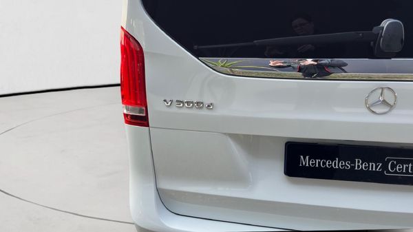 2024-Mercedes-Benz-V-Class-V-300d-Avantgarde-AMG-Line image:10