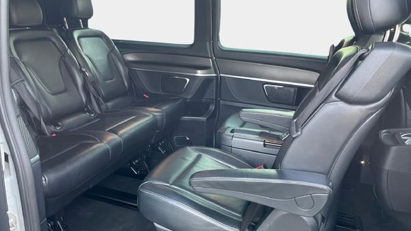 2024-Mercedes-Benz-V-Class-V-300d-Avantgarde-AMG-Line image:18