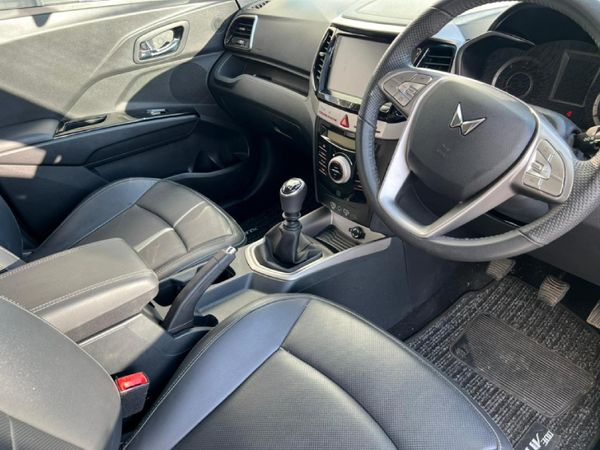 2024-Mahindra-XUV-300-15D-W8 image:1