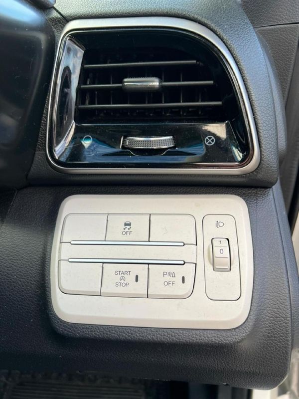 2024-Mahindra-XUV-300-15D-W8 image:2