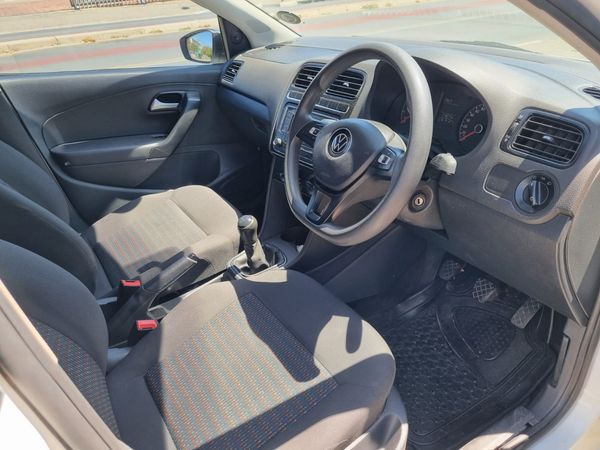 2020-Volkswagen-Polo-Vivo-14-Comfortline-5-dr image:4