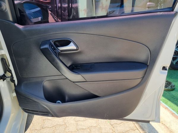 2020-Volkswagen-Polo-Vivo-14-Comfortline-5-dr image:7
