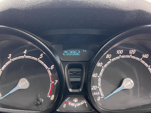 2015-Ford-Fiesta-14-Ambiente-5-dr image:9