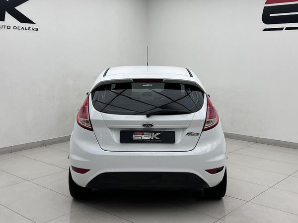 2015-Ford-Fiesta-14-Ambiente-5-dr image:4